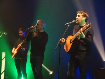 Au premier plan, les frères Andreani qui chantent