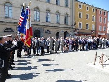 L'assemblée devant le Monument aux Morts.