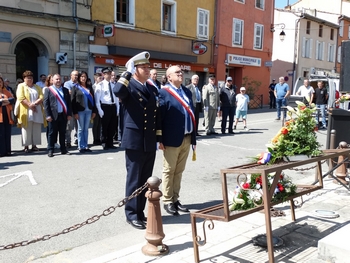 Dépôt de la gerbe de la Commune.