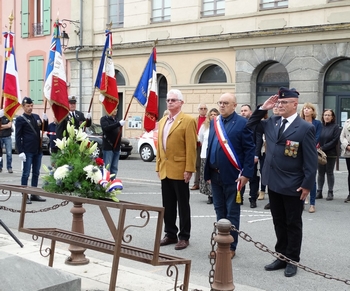 M. le Maire Alain Caymaris et les associations patriotiques se recueillent devant le Monument aux Morts