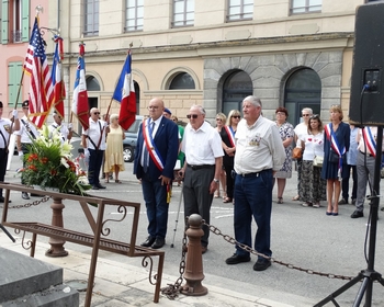 M. le Maire et deux membres d'associations patriotiques se recueillent devant le monument aux morts.