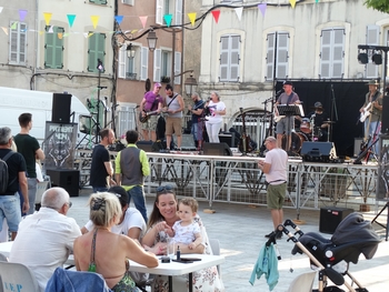 Place de l'Hôtel de Ville avec le groupe les Old Men