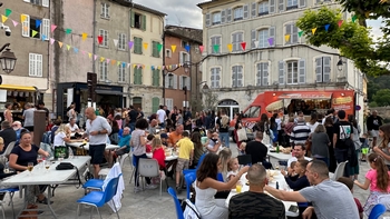 Place de l'Hôtel de Ville comble pour la soirée food-truck