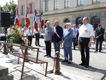 Recueillement de Monsieur le Maire et les anciens combattants devant le monument aux morts