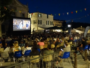 Le public regarde Top Gun Maverick