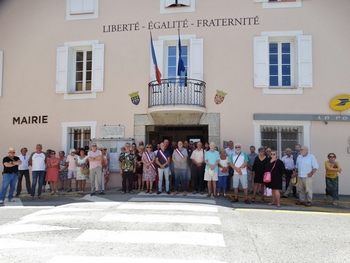 Rassemblement contre les violences, devant la Mairie