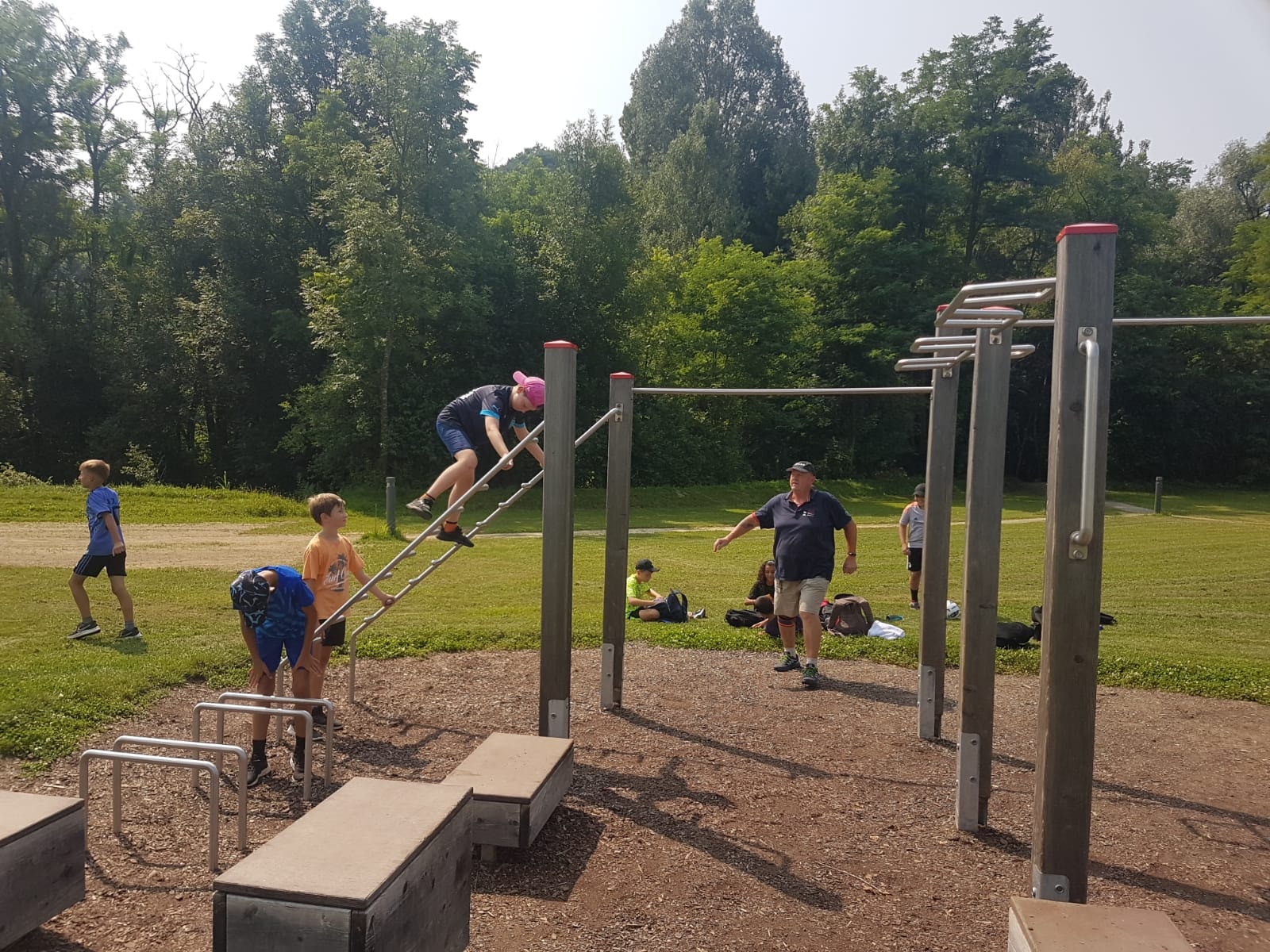 Les jeunes transians au parc de jeux