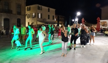 Danseurs sur la Place de l'Hôtel de Ville