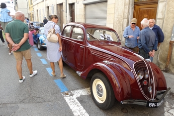 Véhicule ancien avenue de la gare