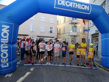 Les enfants sur la ligne de départ de la course 1,6 km