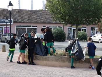 Les enfants du Stade Transian ramassent les déchets au Centre Arcadia.