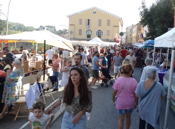 La foule au coeur des stands de la foire d'automne, tout au long de l'avenue de la gare.