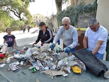 Tri des déchets ramassés