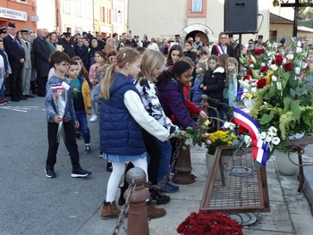 les enfants déposent des fleurs