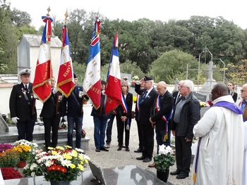 Recueillement devant le Monument aux Morts