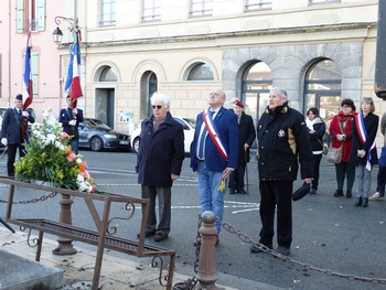 M. le Maire et les anciens combattants devant le Monument aux Morts