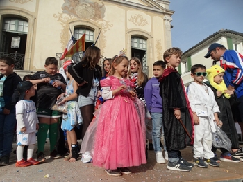 Enfants déguisés, montés sur le podium pour le jugement du Caramantran