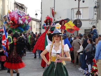 Parade déambulatoire, arrivée place de l'Hôtel de Ville