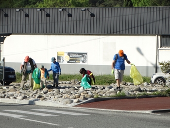 Ramassage des déchets aux abords de la 2x2 voies