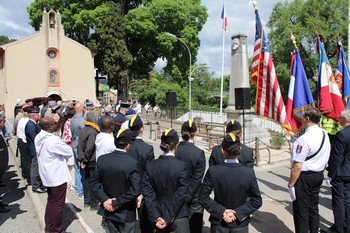 L'assemblée devant le Monument aux Morts L'assemblée devant le Monument aux Morts