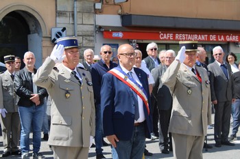 M. le Maire et les autorités militaires se recueillent M. le Maire et les autorités militaires se recueillent