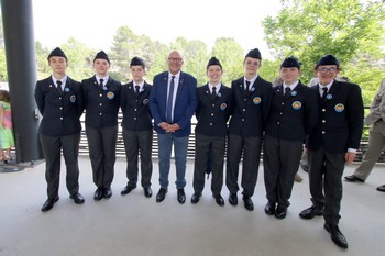 Monsieur le Maire Alain Caymaris entouré des cadets de la défense Monsieur le Maire Alain Caymaris entouré des cadets de la défense