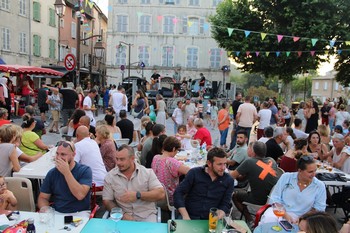 Le public place de l'Hôtel de Ville Le public place de l'Hôtel de Ville