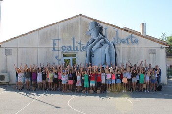 Les classes de CM2 devant la fresque Jean Moulin Les classes de CM2 devant la fresque Jean Moulin