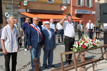 Monsieur le Maire Alain Caymaris, le Colonel Baysset et les représentants des associations patriotiques. Monsieur le Maire Alain Caymaris, le Colonel Baysset et les représentants des associations patriotiques.