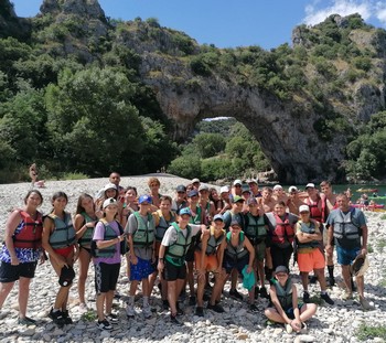 Les ados et les animateurs devant le Pont d'Arc Les ados et les animateurs devant le Pont d'Arc