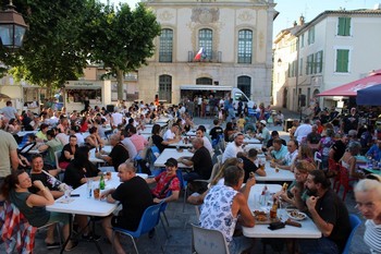 Les convives, place de l'Hôtel de Ville Les convives, place de l'Hôtel de Ville