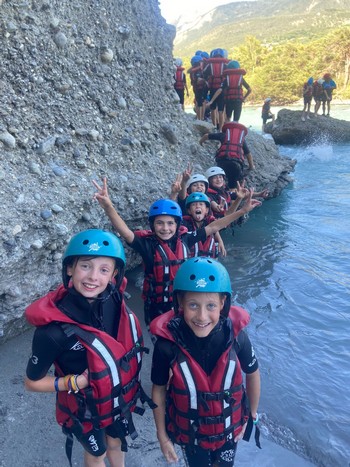 Les enfants en tenue de rafting Les enfants en tenue de rafting