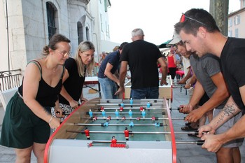 Deux équipes s'affrontent dans le tournoi de baby-foot Deux équipes s'affrontent dans le tournoi de baby-foot