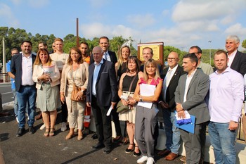L'assemblée devant la plaque du pont du 15 juin 2010.