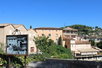 Carte postale installée à proximité du Pont Bertrand