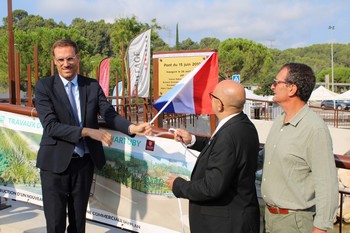 Dévoilement de la plaque par M. le Préfet Simon Babre, M. le maire de Trans-en-Provence Alain Caymaris, et M. Richard Strambio, président de DPVa.