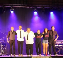 Une place de l’Hôtel de Ville bondée pour le concert du groupe Aïoli