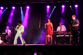 Yves Pujol déguisé en Elvis et sa chanteuse Yves Pujol déguisé en Elvis et sa chanteuse