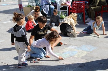 Des enfants dessinent à la craie