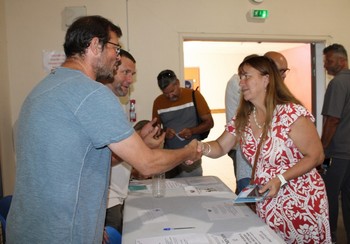 Madame la Sous-préfète Myriam Garcia salue le personnel du service jeunesse de la Commune. Madame la Sous-préfète Myriam Garcia salue le personnel du service jeunesse de la Commune.