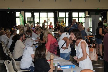Les visiteurs se renseignent aux stands des associations. Les visiteurs se renseignent aux stands des associations.