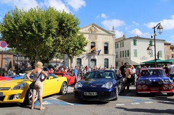Les véhicules sur la place de l'Hôtel de Ville