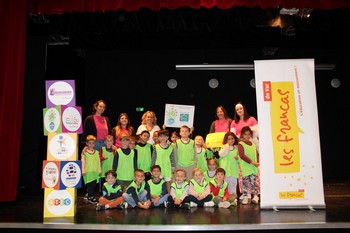 les enfants de l'acm maternelle sur scène