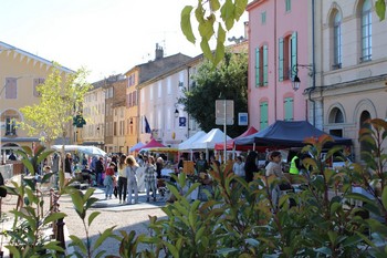 Vue lointaine des stands de la foire d'automne