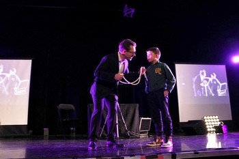 Billy Debu avec un enfant sur scène