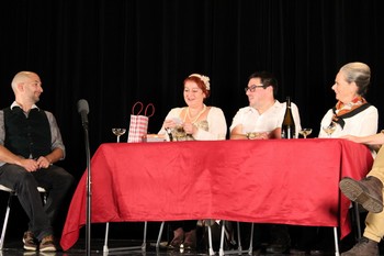 Les comédiens attablés sur scène