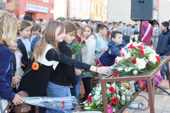 Les enfants déposent des fleurs au Monument aux Morts