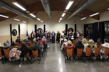 L'assemblée, à la cérémonie d'accueil des nouveaux arrivants