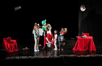 Les enfants sur scène pendant le spectacle