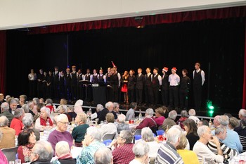 Les élèves du lycée Léon Blum et l'adjointe aux affaires sociales sur scène, devant les anciens
